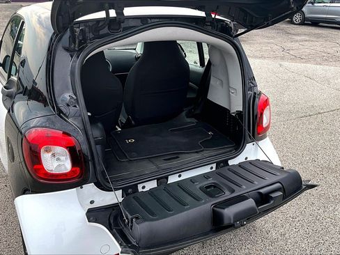 Used 2016 smart fortwo passion RWD image 17