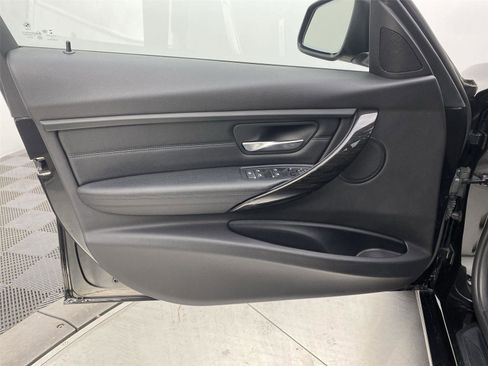 Used 2018 BMW 320i xDrive 320i xDrive w/ Sport Package image 26