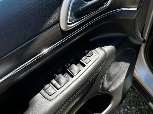 Used 2018 Jeep Grand Cherokee Limited AWD/4WD image 11