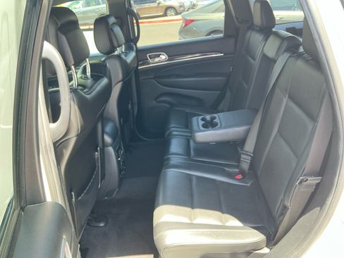 Used 2018 Jeep Grand Cherokee Overland RWD image 17