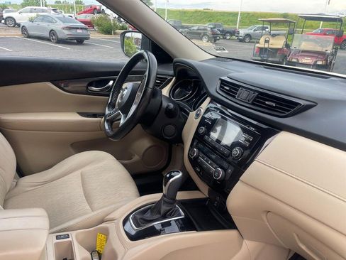 Used 2017 Nissan Rogue SV FWD image 3