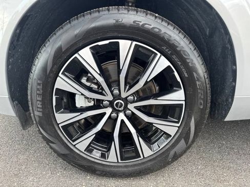 Used 2025 Volvo XC60 B5 Plus AWD/4WD image 9