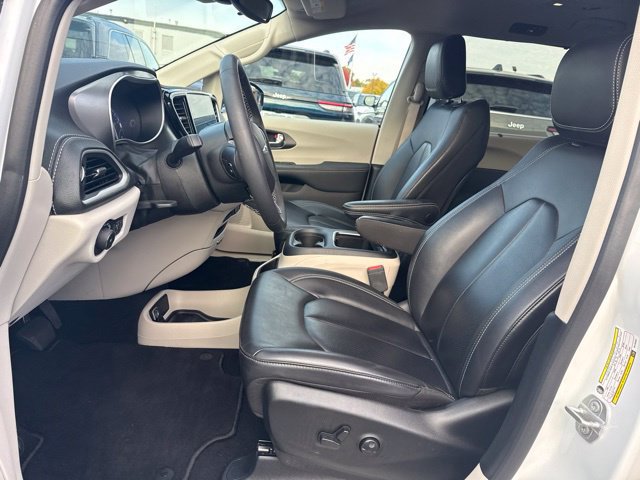 Certified 2024 Chrysler Pacifica Touring-L FWD image 18