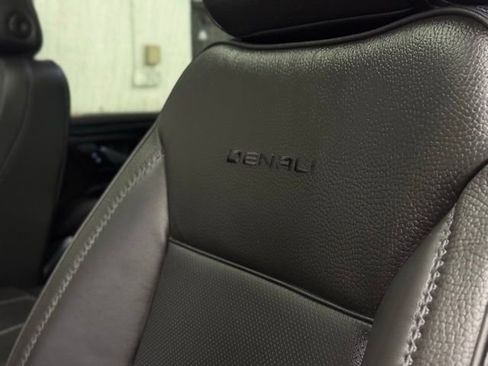 Used 2022 GMC Yukon XL Denali w/ Denali Premium Package image 16