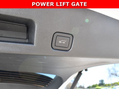 Used 2025 GMC Acadia Elevation w/ Elevation Premium Package image 8