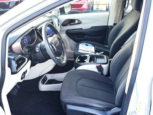 Used 2017 Chrysler Pacifica Touring Plus w/ Tire & Wheel Group FWD image 15