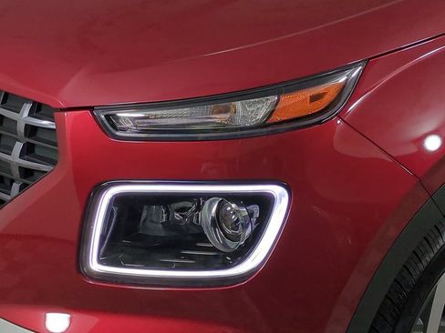 Used 2025 Hyundai Venue Limited FWD image 10