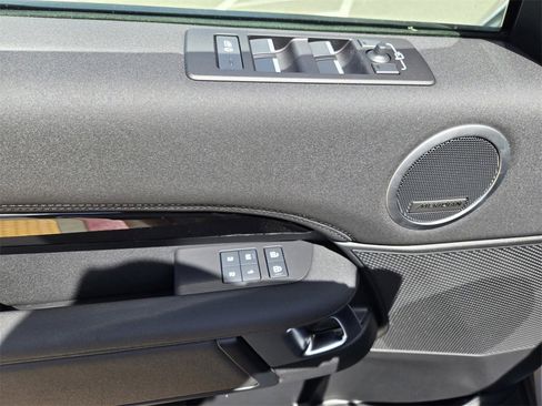 New 2025 Land Rover Discovery S image 9