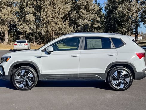 Used 2024 Volkswagen Taos SE image 8