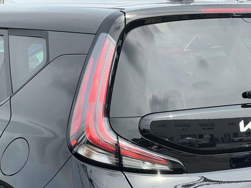 Used 2023 Kia Soul LX image 9