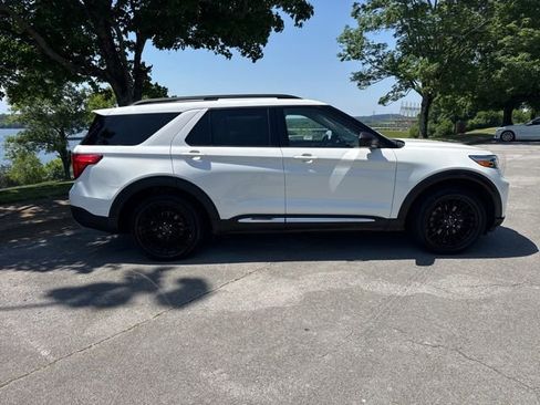 Used 2020 Ford Explorer XLT w/ Equipment Group 202A RWD image 9