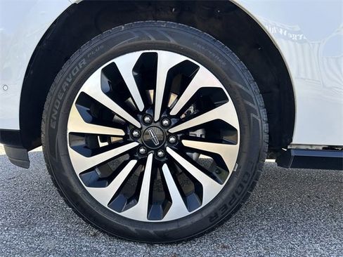 Used 2022 Lincoln Navigator Reserve image 10