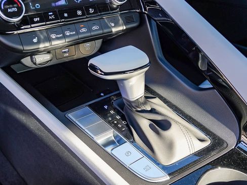 New 2025 Hyundai Elantra Limited image 28