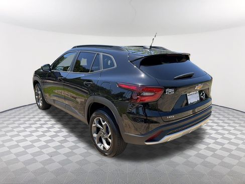Used 2024 Chevrolet Trax LT w/ LT Convenience Package FWD image 7