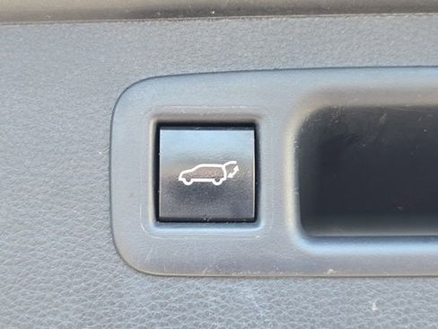 Used 2023 Toyota Highlander XLE FWD image 14