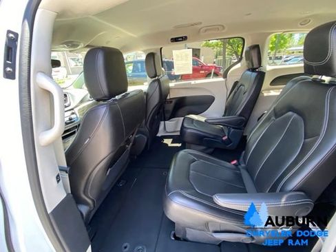 Used 2024 Chrysler Pacifica Touring-L FWD image 28