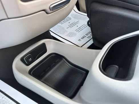 Used 2024 Chrysler Pacifica Touring-L image 23