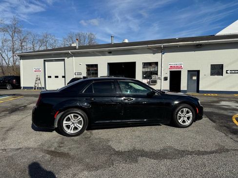 Used 2019 Chrysler 300 Touring w/ Sport Appearance Package image 10