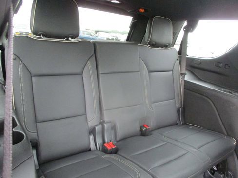 Used 2024 GMC Yukon SLT w/ SLT Luxury Package AWD/4WD image 27