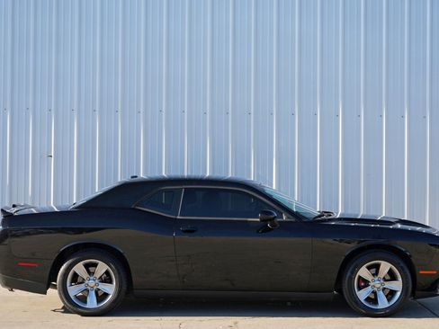 Used 2015 Dodge Challenger SXT image 38
