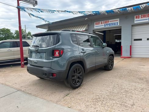 Used 2018 Jeep Renegade Altitude w/ UConnect 8.4 Nav Group FWD image 6