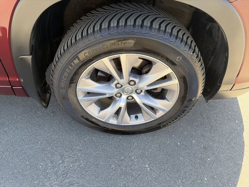 Used 2015 Toyota Highlander XLE AWD/4WD image 34