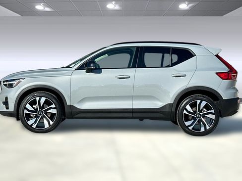Used 2025 Volvo XC40 B5 Ultra w/ Climate Package image 2