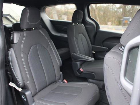 Used 2024 Chrysler Pacifica Touring image 15