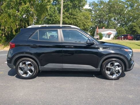 Used 2024 Hyundai Venue SEL FWD image 3