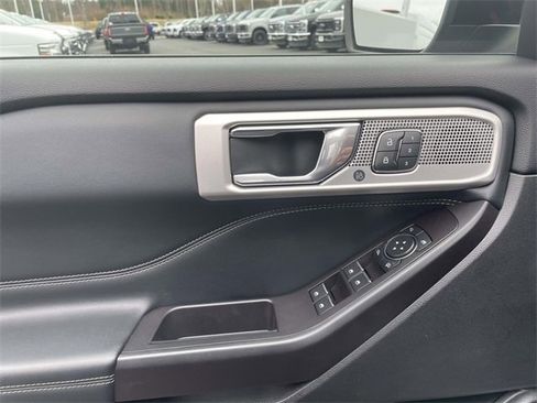 Used 2020 Ford Explorer Limited image 12