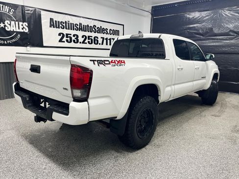 Used 2018 Toyota Tacoma TRD Sport image 3