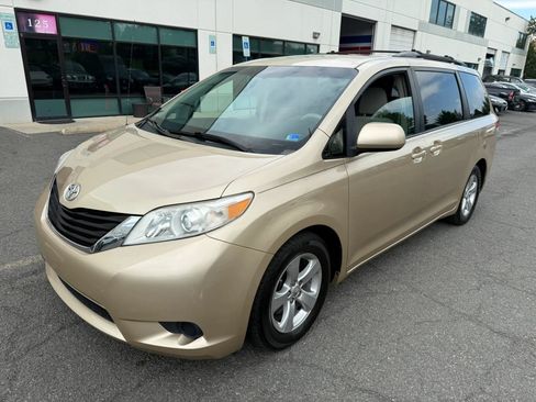 Used 2011 Toyota Sienna LE FWD image 11