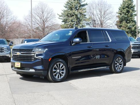 Used 2023 Chevrolet Suburban LT w/ Luxury Package image 3