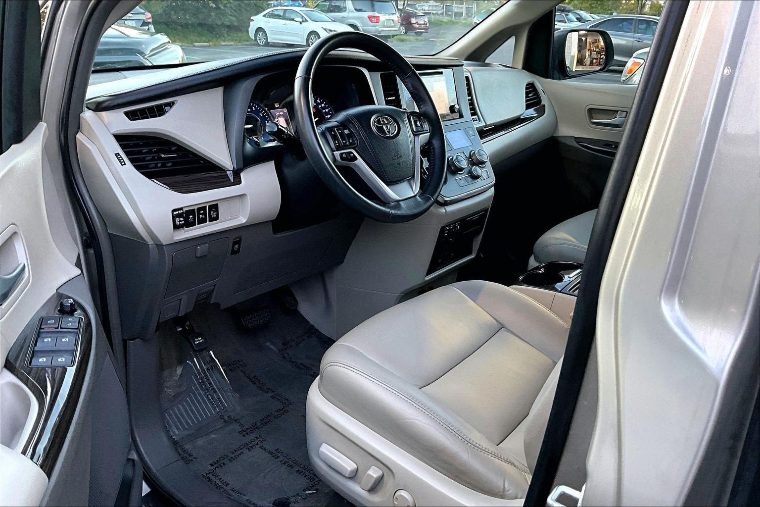 Used 2016 Toyota Sienna XLE Premium FWD image 13