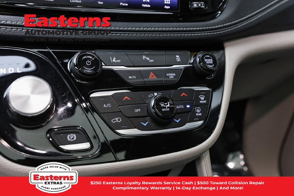 Used 2023 Chrysler Pacifica Limited FWD image 21