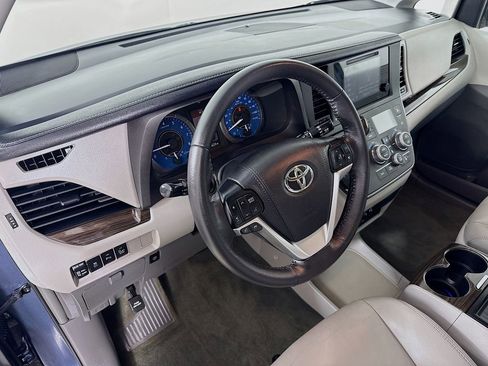 Certified 2017 Toyota Sienna XLE image 9