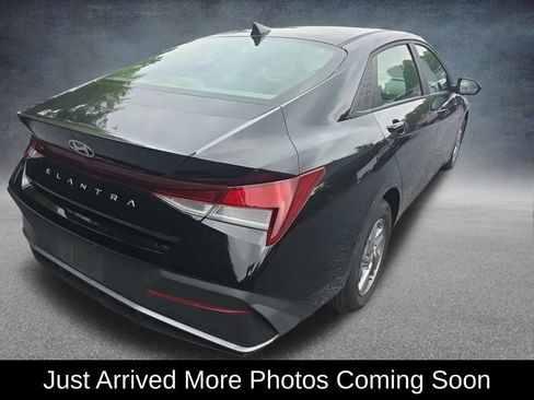Used 2024 Hyundai Elantra SE FWD image 2