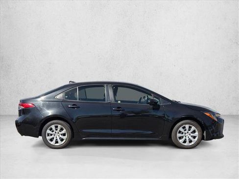 Used 2022 Toyota Corolla LE image 4
