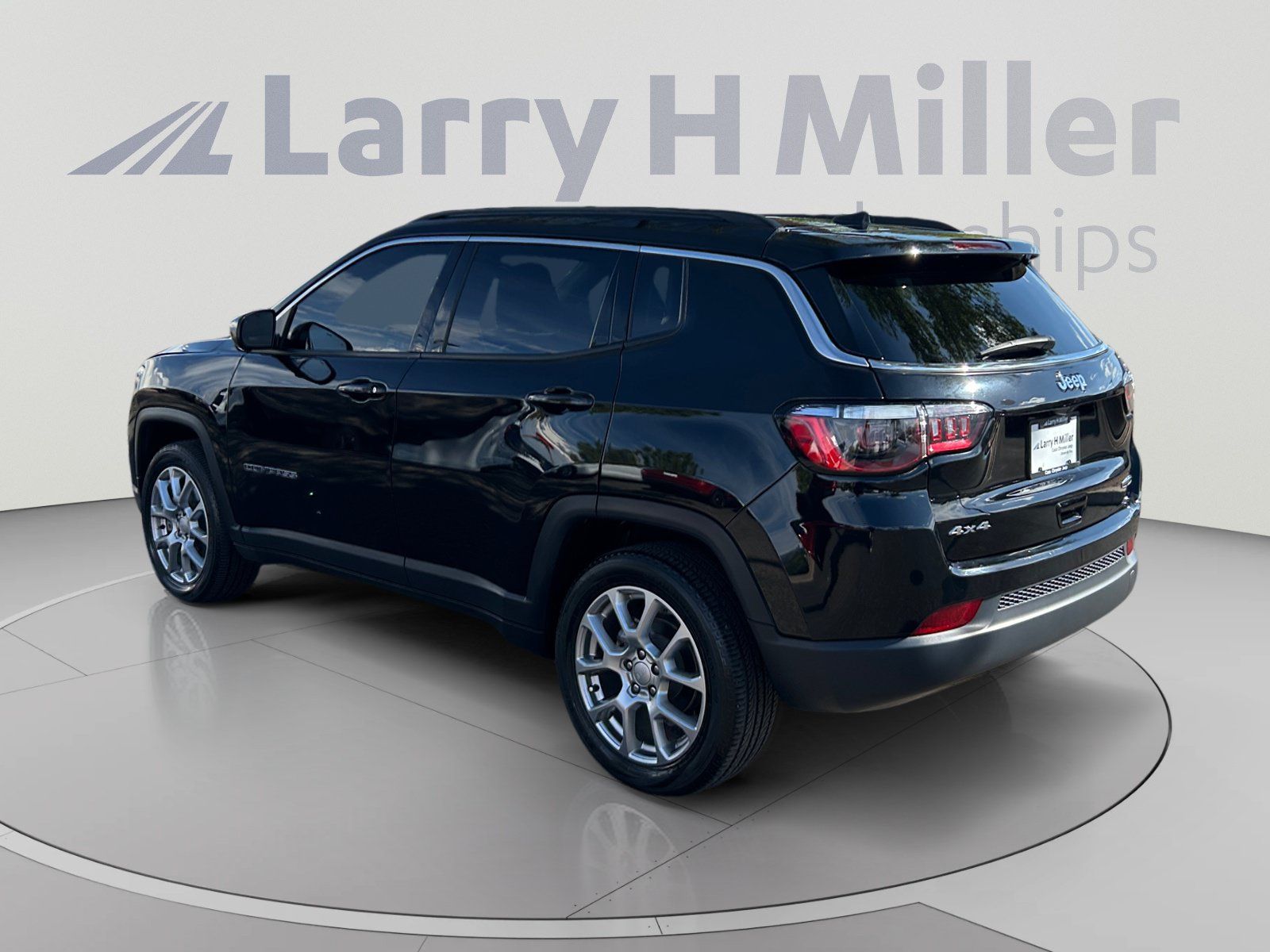 Used 2023 Jeep Compass Latitude w/ Sun and Sound Group AWD/4WD image 3