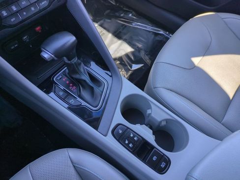 Used 2020 Kia Niro EX Premium FWD image 12