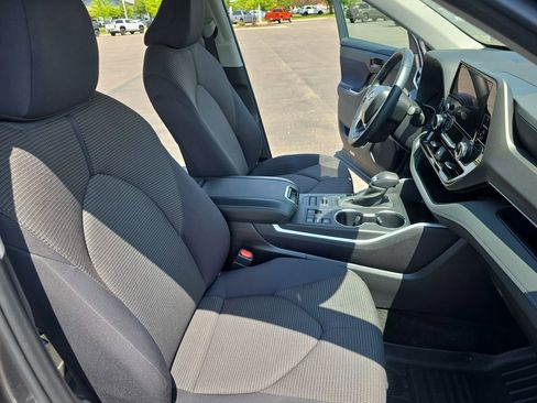 Used 2023 Toyota Highlander LE AWD/4WD image 12