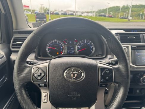 Used 2018 Toyota 4Runner SR5 AWD/4WD image 15