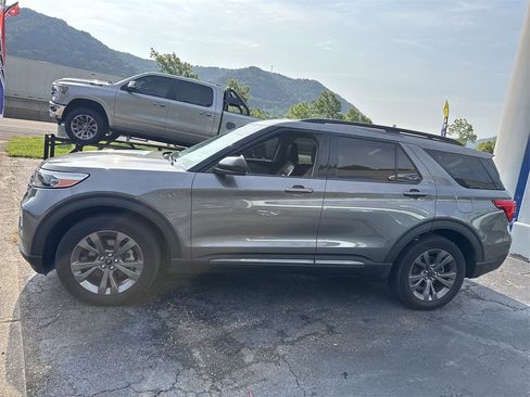 Used 2022 Ford Explorer XLT w/ Equipment Group 202A image 8