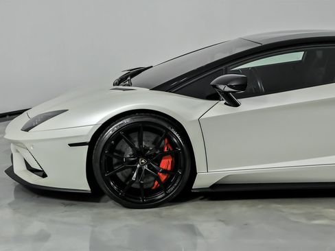 Used 2017 Lamborghini Aventador S image 7