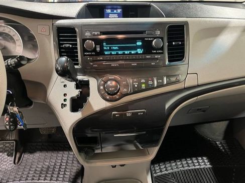 Used 2013 Toyota Sienna SE image 27