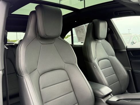 Used 2025 Porsche Macan 4 Electric AWD/4WD image 18