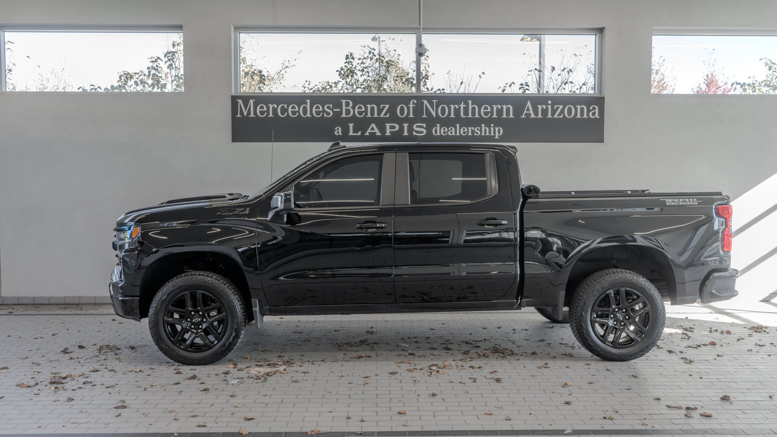 Used 2026 Chevrolet Silverado 1500 LT Trail Boss w/ LT Trail Boss Premium Package AWD/4WD image 2