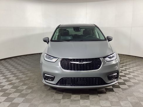 Used 2023 Chrysler Pacifica Touring-L image 6