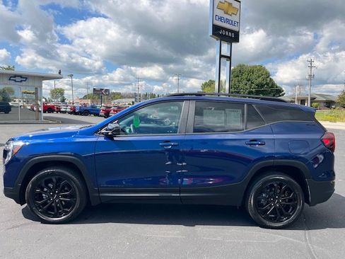 Used 2022 GMC Terrain SLE w/ Driver Convenience Package image 4