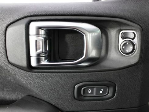 Used 2025 Jeep Wrangler Unlimited Sahara w/ Safety Group AWD/4WD image 15